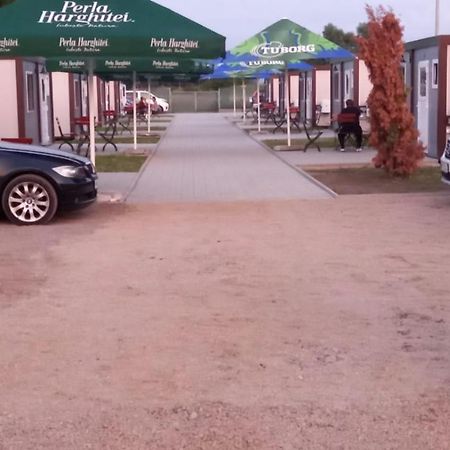 Glamtainer Court Hotel Curteni Ngoại thất bức ảnh